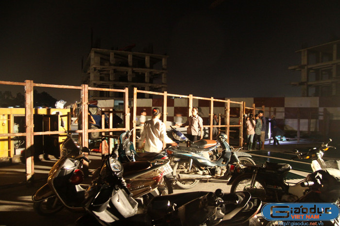 Hai điểm đầu của "hố tử thần" đã được dựng rào chắn dưới sự chỉ đạo của Sở GTVT thành phố Hà Nội nhằm đảm bảo an toàn tính mạng cho người dân và phân luồng giao thông.