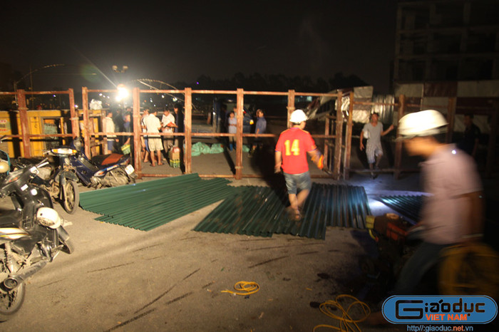 Trước đó, Báo điện tử Giáo dục Việt Nam đã đưa tin, ông Nguyễn Hoàng Giáp - Chánh thanh tra Sở GTVT thành phố Hà Nội cho hay, các đơn vị liên quan sẽ ra sức để bảo đảm tuyệt đối an toàn cho khu vực xảy ra sự cố và tiến hành khắc phục sự cố. Cố gắng hôm nay có thể thông 1 xe trở lại 1 hướng đường.