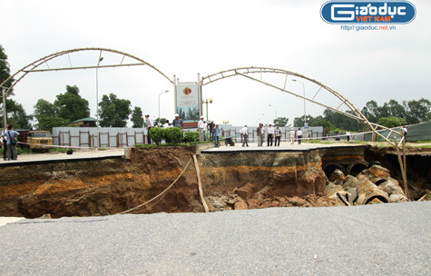 Thay vì ngồi lại với nhau để bàn bạc và cùng nhau đưa ra biện pháp khắc phục hiện trường, trả lại nguyên trạng phục vụ giao thông thì Nam Cường và Sông Đà Thăng Long lại ngồi "cãi nhau". (Ảnh Nam Phong) Thay vì ngồi lại với nhau để bàn bạc và cùng nhau đưa ra biện pháp khắc phục hiện trường, trả lại nguyên trạng phục vụ giao thông thì Nam Cường và Sông Đà Thăng Long lại ngồi "cãi nhau". (Ảnh Nam Phong)