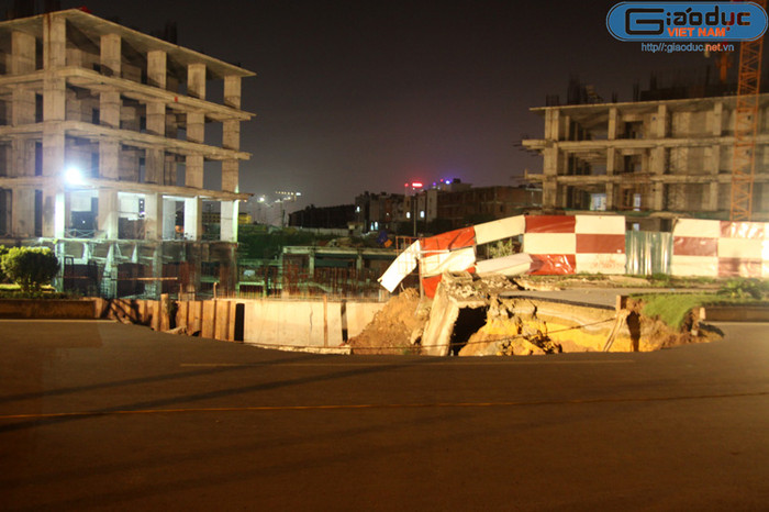 Trong tối qua (19/8), khu vực "hố tử thần" cắt đứt tuyến giao thông phát triển kinh tế quận Hà Đông đã được tiến hành rào chắn, bảo vệ nghiêm ngặt.