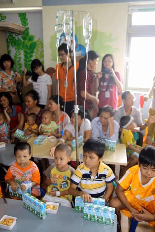 Có những cháu đến lớp khi vẫn đang truyền nước.