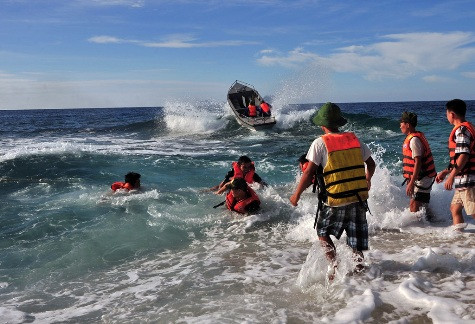 Tác phẩm "Dạn dày sóng gió" được NS Vũ Anh Tuấn dày công thực hiện khi phải đợi chờ rất lâu để có được khoảnh khắc tuyệt vời này. Nó lột tả sự vất vả của các chiến sĩ nơi hải đảo thiêng liêng nhưng các anh rất đỗi kiên cường, dũng cảm, ngày đêm bám đảo, bám biển, bảo vệ chủ quyền của tổ quốc. Tác phẩm "Dạn dày sóng gió" được NS Vũ Anh Tuấn dày công thực hiện khi phải đợi chờ rất lâu để có được khoảnh khắc tuyệt vời này. Nó lột tả sự vất vả của các chiến sĩ nơi hải đảo thiêng liêng nhưng các anh rất đỗi kiên cường, dũng cảm, ngày đêm bám đảo, bám biển, bảo vệ chủ quyền của tổ quốc.