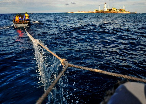 Để thực hiện được những tác phẩm "Rèm nước", NS Vũ Anh Tuấn đã quên đi cái hiểm nguy, bất chấp việc có thể rơi xuống biển bất cứ lúc nào, trong khi anh không biết bơi. Để thực hiện được những tác phẩm "Rèm nước", NS Vũ Anh Tuấn đã quên đi cái hiểm nguy, bất chấp việc có thể rơi xuống biển bất cứ lúc nào, trong khi anh không biết bơi.