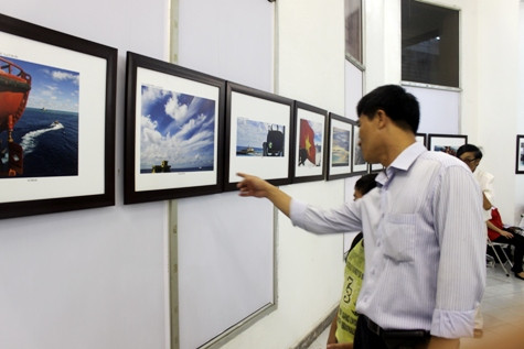 "Cảm xúc Trường Sa" đã thu hút rất đông công chúng trong nước và quốc tế thăm quan. Và ai cũng đều có chung cảm xúc về vẻ đẹp tuyệt vời của biển đảo của Việt Nam ngoài biển Đông. (Ảnh NP) "Cảm xúc Trường Sa" đã thu hút rất đông công chúng trong nước và quốc tế thăm quan. Và ai cũng đều có chung cảm xúc về vẻ đẹp tuyệt vời của biển đảo của Việt Nam ngoài biển Đông. (Ảnh NP)