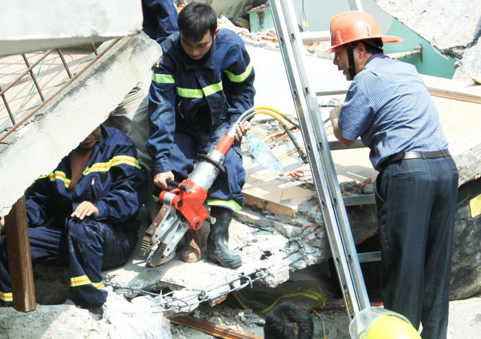 Những thiết bị được coi là hiện đại hơn như kìm thủy lực, kìm mỏ chim... thế này thì nó lại là quá xa xỉ đối với lực lượng cứu hộ. Bởi xưa nay, những người lính cứu hỏa chưa từng được đào tạo một cách chuyên nghiệp về cứu hộ, cứu nạn. Tuy nhiên, họ vẫn đang phải kiêm nhiệm chức năng này.