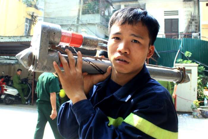 "Lực lượng lính cứu hỏa vốn có truyền thống thành tích hàng chục năm nay. Tuy nhiên, trong lĩnh vực cứu hộ cứu nạn thì lại không có gì. Chưa bao giờ lực lượng phòng cháy chữa cháy được đào tạo chuyên nghiệp về công tác cứu hộ cả. Có lẽ, vì cái tên của Sở CS Phòng cháy - Chữa cháy không được gắn cái đuôi đằng sau là "cứu hộ cứu nạn" nên việc đầu tư cả về con người lẫn phương tiện không được chú trọng." Ông Lâm cho biết.