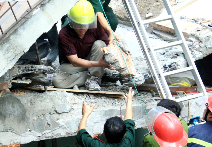 Bất cứ ai chứng kiến cảnh lực lượng cứu hộ ngày hôm đó cũng có thể thấy được nguyên nhân vì sao lại dẫn đến sự chậm trễ ấy. Lực lượng cứu hộ chỉ với tay không đúng nghĩa bới từng viên gạch, cục bê-tông thế này.