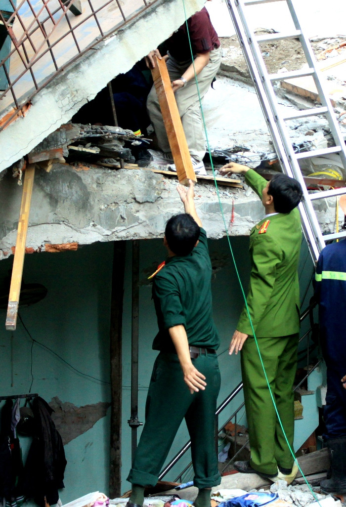 Sự thiếu thốn, nghèo nàn đến nỗi lực lượng cứu hộ phải tận dụng từng thanh gỗ trong đống đổ nát để chống, đỡ những khối bê-tông tránh việc sập đổ tiếp theo.
