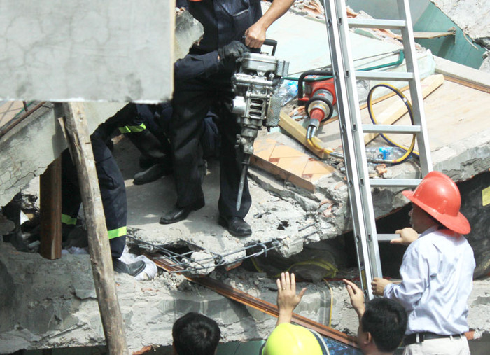 Điều dễ nhận thấy nhất là trong cuộc cứu hộ tại vụ nổ khí gas, có tới hai chiếc máy khoan phá bê-tông di động được đưa tới hiện trường. Tuy nhiên, việc khởi động để chúng hoạt động phải mất cả giờ đồng hồ. Nhìn những thiết bị cứu hộ thô sơ này, chắc hẳn người dân nào cũng phải "sởn gai ốc" lo cho mạng sống nếu tai nạn xảy ra.