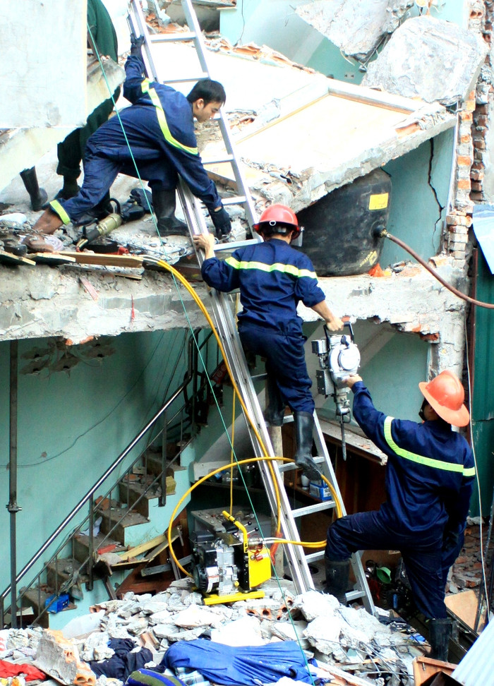 Khi xảy ra các vụ tai nạn, thiên tai, địch họa, tính mạng của con người chỉ biết trông chờ vào sự thiếu thốn, thô sơ về các trang thiết bị của lực lượng cứu hộ tại Hà Nội. Nơi được coi là trái tim của cả nước, thủ đô của cả đất nước nhưng lại được trang bị một cách thiếu thốn, nghèo nàn đến khó tin. Trong vụ nổ khí gas xảy ra tại phố Tạ Quang Bửu (Hà Nội), mặc dù lực lượng cứu hộ đã hết sức cố gắng, làm hết khả năng của mình nhưng vẫn phải mất tới 6 tiếng đồng hồ mới đưa được hai cháu bé ra khỏi đống đổ nát.