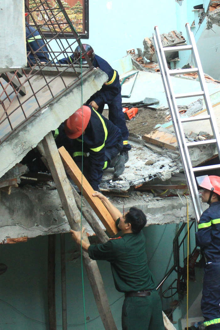 Liệu rằng, những thanh gỗ này có đảm bảo được sự an toàn, chắc chắn cho cả chục con người tham gia làm công tác cứu hộ hay không?