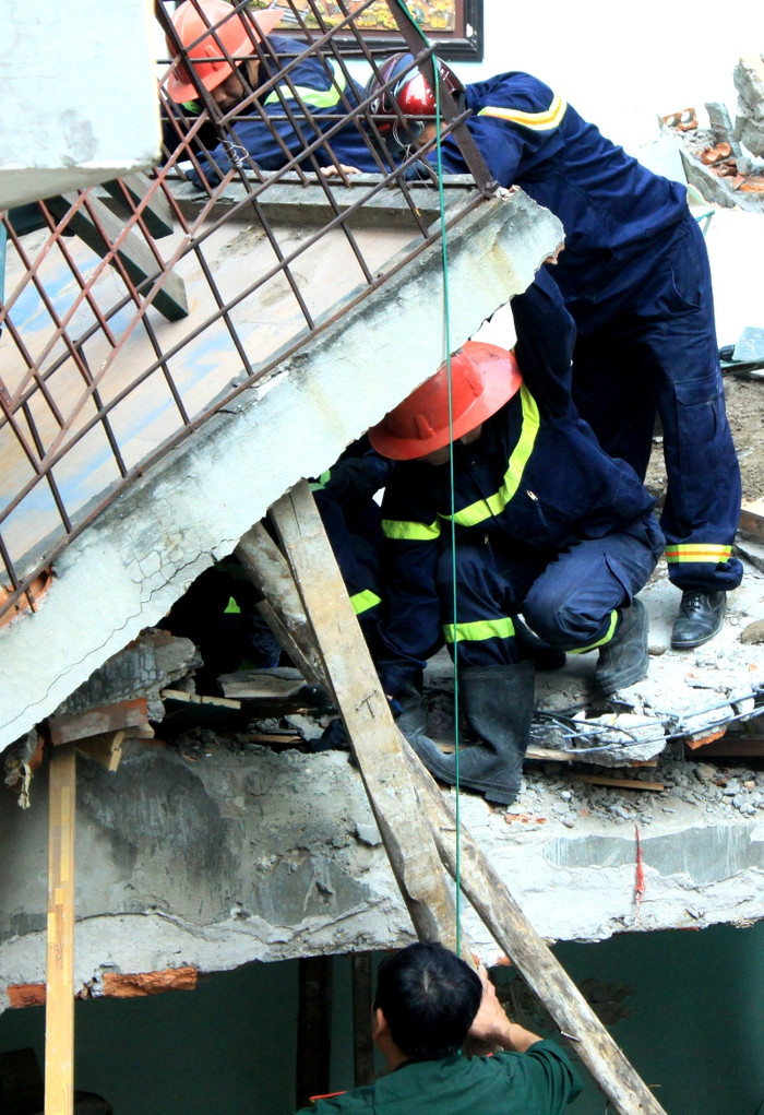 Hay những thanh gỗ cốp-pha như thế này, có lẽ là hạng sang của lực lượng cứu hộ.