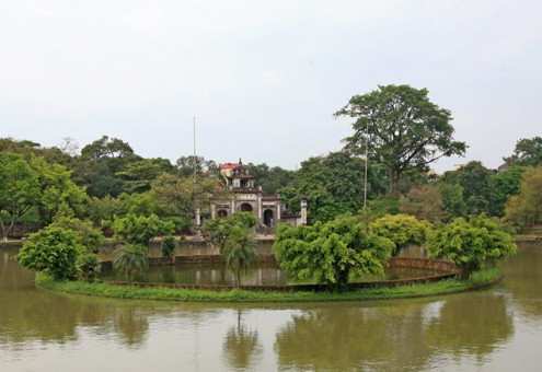 Giếng Ngọc trước đền thờ An Dương Vương ở xã Cổ Loa (huyện Đông Anh, Hà Nội), tương truyền là nơi Trọng Thủy đã trầm mình sau khi biết Mỵ Châu bị vua cha xử chém. Giếng Ngọc nằm giữa một cái ao, nước trong giếng có màu nâu đỏ đặc biệt. Giếng Ngọc trước đền thờ An Dương Vương ở xã Cổ Loa (huyện Đông Anh, Hà Nội), tương truyền là nơi Trọng Thủy đã trầm mình sau khi biết Mỵ Châu bị vua cha xử chém. Giếng Ngọc nằm giữa một cái ao, nước trong giếng có màu nâu đỏ đặc biệt.