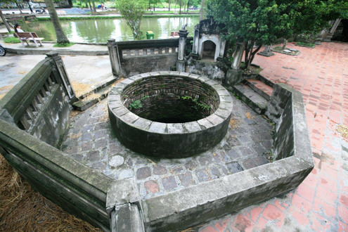 Giếng cổ trong quần thể di tích thành cổ Cổ Loa. Giếng cổ trong quần thể di tích thành cổ Cổ Loa.