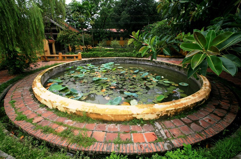 Ngay dưới cổng Tam quan ngoại đình Vẽ ở làng Đông Ngạc (huyện Từ Liêm, Hà Nội) có 2 giếng lớn nên được người dân gọi là mắt rồng. Ngay dưới cổng Tam quan ngoại đình Vẽ ở làng Đông Ngạc (huyện Từ Liêm, Hà Nội) có 2 giếng lớn nên được người dân gọi là mắt rồng.