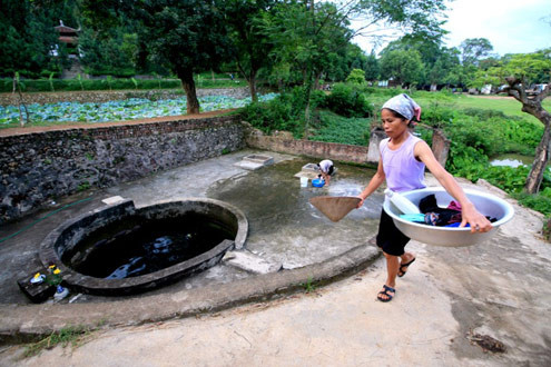 Xuất hiện cùng thời điểm với chùa Trăm Gian (huyện Chương Mỹ) là Giếng Chùa. Hiện nước vẫn trong sạch và được người dân dùng hàng ngày. Xuất hiện cùng thời điểm với chùa Trăm Gian (huyện Chương Mỹ) là Giếng Chùa. Hiện nước vẫn trong sạch và được người dân dùng hàng ngày.
