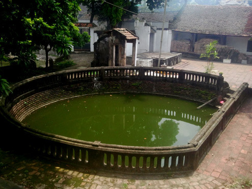 Bên hông chùa Láng (Hà Nội) còn có một giếng rộng lớn hình tròn theo kiểu giếng làng ngày xưa. Bên hông chùa Láng (Hà Nội) còn có một giếng rộng lớn hình tròn theo kiểu giếng làng ngày xưa.