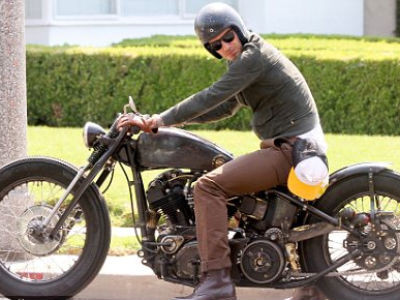 Ông Becks cũng đang cân nhắc tới việc bán chiếc mô tô phân khối lớn Harley-Davidson. Ông Becks cũng đang cân nhắc tới việc bán chiếc mô tô phân khối lớn Harley-Davidson.