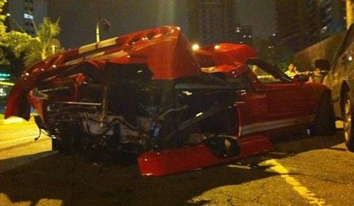 Chiếc Ford bị nát phần đuôi trong vụ tai nạn Chiếc Ford bị nát phần đuôi trong vụ tai nạn