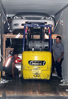 Các công nhân đang dỡ xe ra khỏi container. Một tàu hàng bị nghi vấn đã được yêu cầu trở lại cảng ngay sau khi xuất phát và những chiếc xe được tìm thấy. Các công nhân đang dỡ xe ra khỏi container. Một tàu hàng bị nghi vấn đã được yêu cầu trở lại cảng ngay sau khi xuất phát và những chiếc xe được tìm thấy.