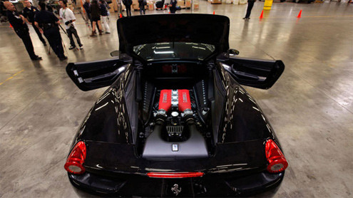 Ferrari 458 Italia nằm trong một kho hàng hóa ở Carson, California. Một đại lý Ferrari đã sử dụng hệ thống GPS cài đặt trên xe để lần ra nó khi đang nằm trong khu vực gần bến cảng, sau đó báo cho các nhà chức trách. Ferrari 458 Italia nằm trong một kho hàng hóa ở Carson, California. Một đại lý Ferrari đã sử dụng hệ thống GPS cài đặt trên xe để lần ra nó khi đang nằm trong khu vực gần bến cảng, sau đó báo cho các nhà chức trách.