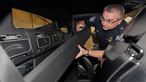 Một người khác kiểm tra bên trong một chiếc xe ở kho hàng hóa. Một người khác kiểm tra bên trong một chiếc xe ở kho hàng hóa.