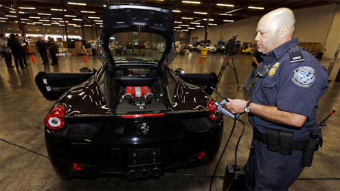 Nhân viên của Cục thuế quan và Biên phòng Mỹ Paulo Zanetti sử dụng một camera cáp quang để kiểm tra bên trong chiếc 458 Italia. Phần lớn số xe bị thu giữ là thể thao hạng sang, trong đó có một số BMW X5, Lexus, Mercedes và Infiniti. Nhân viên của Cục thuế quan và Biên phòng Mỹ Paulo Zanetti sử dụng một camera cáp quang để kiểm tra bên trong chiếc 458 Italia. Phần lớn số xe bị thu giữ là thể thao hạng sang, trong đó có một số BMW X5, Lexus, Mercedes và Infiniti.