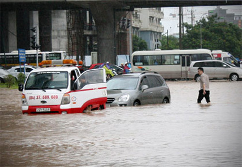 Bạn nên xem xét mức nước trước khi đi qua, mức nước an toàn là dưới 25 cm và không vượt qua tâm bánh xe, ở trên mức đó bạn không nên liều lĩnh đi qua Bạn nên xem xét mức nước trước khi đi qua, mức nước an toàn là dưới 25 cm và không vượt qua tâm bánh xe, ở trên mức đó bạn không nên liều lĩnh đi qua