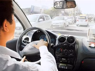 3. Hãy nhìn càng xa càng tốt, dù bạn không thể nhìn thấy tất cả chi tiết. Đặc biệt lưu ý đến tín hiệu đèn và hướng di chuyển của các xe phía trước. Điều này sẽ giúp bạn phản ứng tốt hơn.