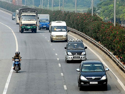 2. Chạy xe đúng tốc độ quy định và giữ khoảng cách an toàn. Sử dụng chế độ lái tự động (nếu có) để tránh vượt tốc độ và tiết kiệm xăng. 2. Chạy xe đúng tốc độ quy định và giữ khoảng cách an toàn. Sử dụng chế độ lái tự động (nếu có) để tránh vượt tốc độ và tiết kiệm xăng.