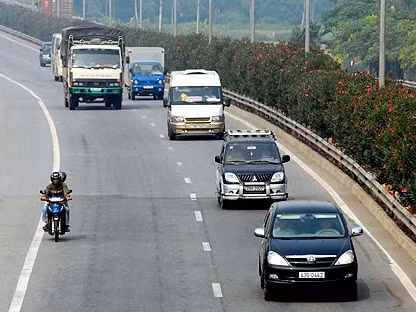 2. Chạy xe đúng tốc độ quy định và giữ khoảng cách an toàn. Sử dụng chế độ lái tự động (nếu có) để tránh vượt tốc độ và tiết kiệm xăng.