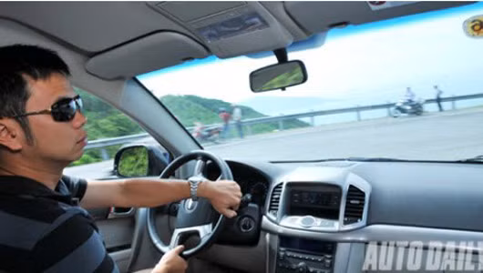 4. Trước khi chuyển làn đường, bạn nên nhìn vào tất cả các kính chiếu hậu và xoay đầu qua vai để kiểm tra các xe xung quanh. Nên nhớ là khi xoay đầu như vậy, bạn chỉ cần nhìn liếc qua chứ đừng nhìn quá chăm chú, bởi vì bạn có thể đâm vào xe phía trước.