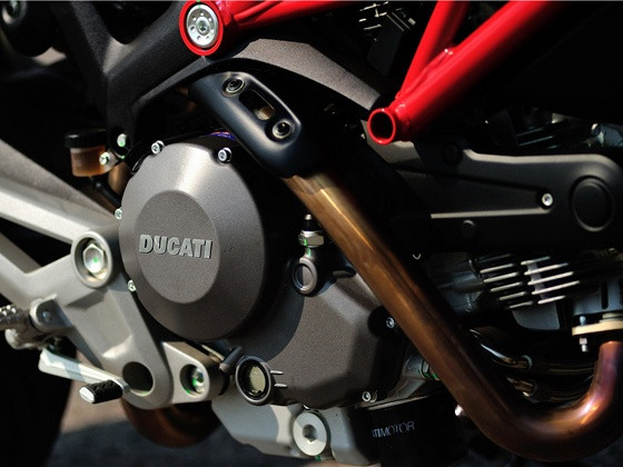 Ducati Monster sở hữu khối động cơ lên đến 803cc thừa hưởng từ đàn anh Monster 796 kiểu L-Twin Desmodromic. Khối động cơ này sở hữu công suất cực đại 87 mã lực tại vòng tua 8.250 vòng/phút, nhiều hơn mẫu xe 696 7 mã lực. Momen xoắn lớn nhất 78Nm tại 6.250 vòng/phút. Ducati Monster sở hữu khối động cơ lên đến 803cc thừa hưởng từ đàn anh Monster 796 kiểu L-Twin Desmodromic. Khối động cơ này sở hữu công suất cực đại 87 mã lực tại vòng tua 8.250 vòng/phút, nhiều hơn mẫu xe 696 7 mã lực. Momen xoắn lớn nhất 78Nm tại 6.250 vòng/phút.