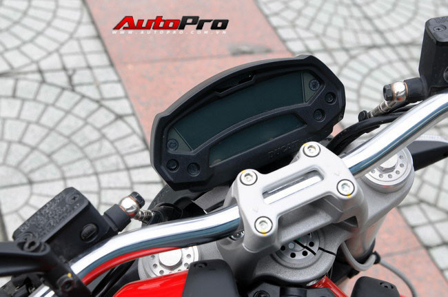 Màn hình điện tử hiện thị dải vòng tua chạy ngang, tốc độ, đèn bảo dưỡng, hành trình nhiên liệu, cảnh báo áp suất dầu Màn hình điện tử hiện thị dải vòng tua chạy ngang, tốc độ, đèn bảo dưỡng, hành trình nhiên liệu, cảnh báo áp suất dầu