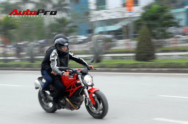 Âm thanh của động cơ L-Twin phát ra từ cụm ống xả kép phía sau khiến bất cứ ai cũng cảm thấy phấn khích và cảm nhận được thứ âm thanh rời rạc và thôi thúc khiến kích thích đến từng tế bào của người điều khiển. Ngay ở cấp số 1, bạn hoàn toàn cảm nhận rõ “mãnh thú” khí đẩy vòng tua lên 6.000rpm và sang cấp số 2, chiếc xe giật cục và lao vun vút trên đường cùng tiếng ống xả lúc này đã chuyển sang tông cao hơn, thể hiện sự đanh thét. Ở cấp số 3 bạn hoàn toàn có thể di chuyển ở vận tốc với 3 con số. Tại vận tốc 120 km/h Ducati 696 thể hiện tốt sự ổn định và chắc chắn. Với những khúc cua gấp cùng vận tốc khoảng 50 km/h, bạn dễ dàng kiểm soát mà không cảm thấy khó khăn hay nặng nề. Không chỉ sinh ra như một chiếc xe dùng để di chuyển những quãng đường dài hay quá “mãnh liệt” như những mẫu xe đàn anh. Bạn hoàn toàn có thể dùng chiếc xe này để di chuyển trong phố với cấp số 2, chiếc xe sẽ cho bạn thấy sự nhẹ nhàng khi vào cua ngay cả ở vận tốc thấp. Những chi tiết phần đầu của xe được làm từ vật liệu nhựa siêu bền và những chỗ bắt vít gần như không cố định nhằm giảm tối đa lực tác động vào tay lái khi chiếc xe vận hành đường xấu, giúp việc điều khiển trở nên dễ dàng và chính xác hơn nhiều. Tay lái của Monster 795 được nâng cao giúp người lái di chuyển trên những con đường ghồ ghề sẽ không bị mỏi tay và tư thế ngồi sẽ thoải mái hơn đáng kể. Âm thanh của động cơ L-Twin phát ra từ cụm ống xả kép phía sau khiến bất cứ ai cũng cảm thấy phấn khích và cảm nhận được thứ âm thanh rời rạc và thôi thúc khiến kích thích đến từng tế bào của người điều khiển. Ngay ở cấp số 1, bạn hoàn toàn cảm nhận rõ “mãnh thú” khí đẩy vòng tua lên 6.000rpm và sang cấp số 2, chiếc xe giật cục và lao vun vút trên đường cùng tiếng ống xả lúc này đã chuyển sang tông cao hơn, thể hiện sự đanh thét. Ở cấp số 3 bạn hoàn toàn có thể di chuyển ở vận tốc với 3 con số. Tại vận tốc 120 km/h Ducati 696 thể hiện tốt sự ổn định và chắc chắn. Với những khúc cua gấp cùng vận tốc khoảng 50 km/h, bạn dễ dàng kiểm soát mà không cảm thấy khó khăn hay nặng nề. Không chỉ sinh ra như một chiếc xe dùng để di chuyển những quãng đường dài hay quá “mãnh liệt” như những mẫu xe đàn anh. Bạn hoàn toàn có thể dùng chiếc xe này để di chuyển trong phố với cấp số 2, chiếc xe sẽ cho bạn thấy sự nhẹ nhàng khi vào cua ngay cả ở vận tốc thấp. Những chi tiết phần đầu của xe được làm từ vật liệu nhựa siêu bền và những chỗ bắt vít gần như không cố định nhằm giảm tối đa lực tác động vào tay lái khi chiếc xe vận hành đường xấu, giúp việc điều khiển trở nên dễ dàng và chính xác hơn nhiều. Tay lái của Monster 795 được nâng cao giúp người lái di chuyển trên những con đường ghồ ghề sẽ không bị mỏi tay và tư thế ngồi sẽ thoải mái hơn đáng kể.