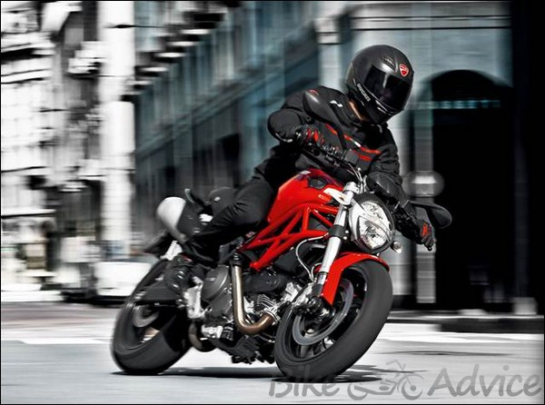 Là chiếc xe dành cho Châu Á, Ducati 795 sở hữu những con số rất lý tưởng phù hợp với chiều cao và thể trạng của người Việt như trọng lượng thô chỉ ở mức 167kg (hơn mẫu 696 6kg và bằng mẫu xe 796). Là chiếc xe dành cho Châu Á, Ducati 795 sở hữu những con số rất lý tưởng phù hợp với chiều cao và thể trạng của người Việt như trọng lượng thô chỉ ở mức 167kg (hơn mẫu 696 6kg và bằng mẫu xe 796).