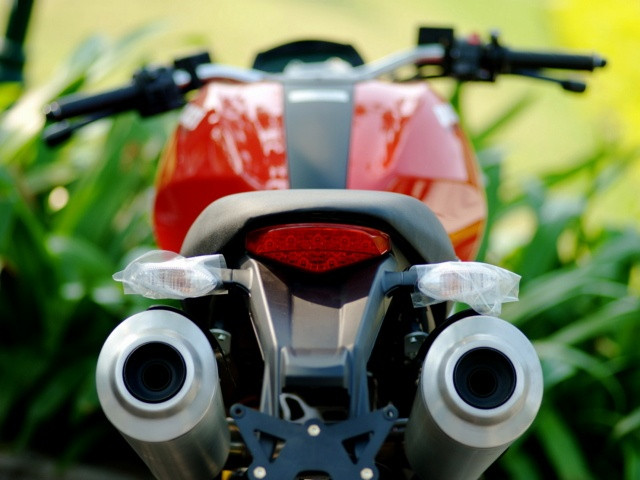 Cặp ống xả hai bên đặt caoo Cặp ống xả hai bên đặt caoo