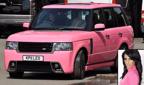 Range Rover màu hồng của siêu mẫu Katie Price, mới ngày nào Katie Price gây sự chú ý trong báo chí bởi chiếc nhẫn đình hôn kim cương “bự”, gần đây cô lại tiếp tục khiến mọi ngời xôn xao bởi sở hữu chiếc xe sang Range Rover trị giá 100 nghìn USD.