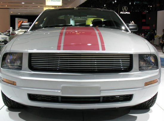 Mustang – “chiến binh màu hồng”: chiếc xe là sự đóng góp của hãng Ford vào việc nghiên cứu và giáo dục về căn bệnh ung thư vú. Mustang màu hồng được thiết kế đặc biệt với sự hỗ trợ của tổ chức Susan G.Komen. Xe mang nhiều chi tiết độc đáo như lưới tản nhiệt, bộ ghế bọc da màu than chì, bánh xe với chất liệu nhôm cũng được phủ lớp sơn màu hồng và vạch kẻ trên nắp ca-po cũng nổi bật với màu hồng.