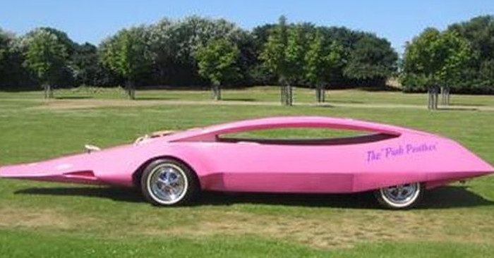 Audi R8 kiểu dáng thể thao đến từ Hà Lan khoác lên mình bộ cánh màu hồng đậm trông thật ngọt ngào.