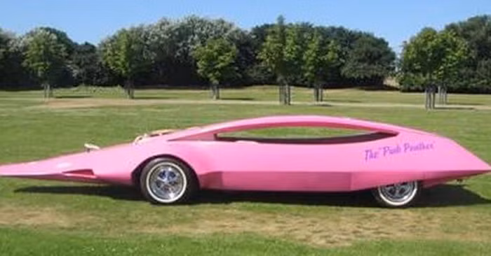 Audi R8 kiểu dáng thể thao đến từ Hà Lan khoác lên mình bộ cánh màu hồng đậm trông thật ngọt ngào.