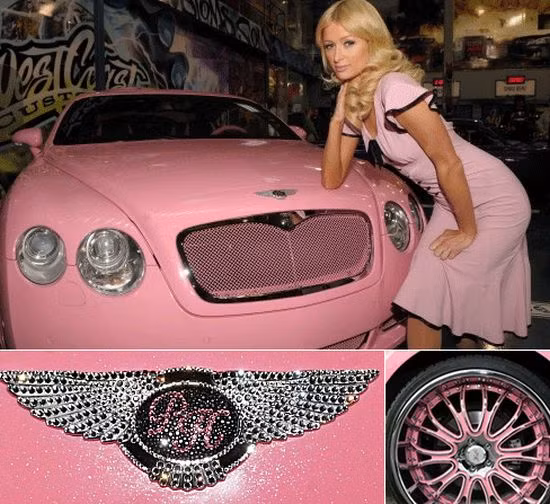 Tiếp theo là chiếc xe Bently màu hồng đính kim cương của nữ ca sĩ Paris Hilton có giá 400 nghìn USD, đắt hơn gấp 4 lần so với chiếc Range Rover của Katie Price. Paris Hilton khiến biết bao người phải ngưỡng mộ khi cô xuất hiện cùng “bọ” Bentley với nội và ngoại thất toàn màu hồng. Bên cạnh đó, Hilton còn chơi trội bởi trang bị bảng điều khiển nạm kim cương làm nổi bật và tăng thêm giá trị cho Bently.
