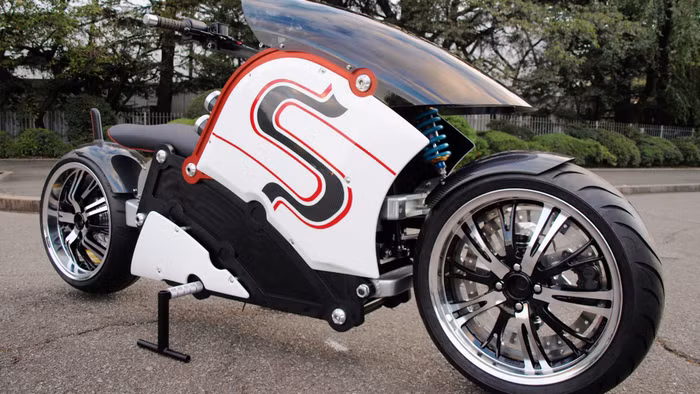 Bên cạnh đó, ZecOO còn sử dụng bộ vành 18 inch với lốp trước có kích cỡ là 180/55 và lốp sau là 240/40.