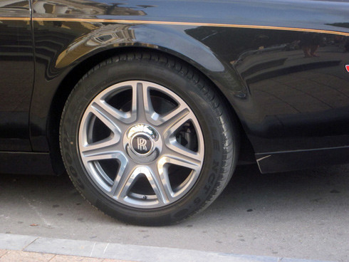 Rolls-Royce Phantom rồng của đại gia Ninh Bình 'lướt' phố Hà Nội ảnh 6