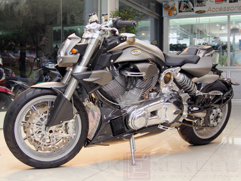 Khi muốn mua xe từ công ty CR&S(Cafe Racers and Superbikes), khách hàng cùng nhà sản xuất sẽ cùng nhau thảo luận các thông số kỹ thuật để tạo nên một sản phẩm khác biệt, tùy thuộc vào tính cách từng người. Chiếc DUU xuất hiện tại Việt Nam có số thứ tự thứ 12 trong tổng số 18 chiếc đã được xuất xưởng. Khi muốn mua xe từ công ty CR&S(Cafe Racers and Superbikes), khách hàng cùng nhà sản xuất sẽ cùng nhau thảo luận các thông số kỹ thuật để tạo nên một sản phẩm khác biệt, tùy thuộc vào tính cách từng người. Chiếc DUU xuất hiện tại Việt Nam có số thứ tự thứ 12 trong tổng số 18 chiếc đã được xuất xưởng.