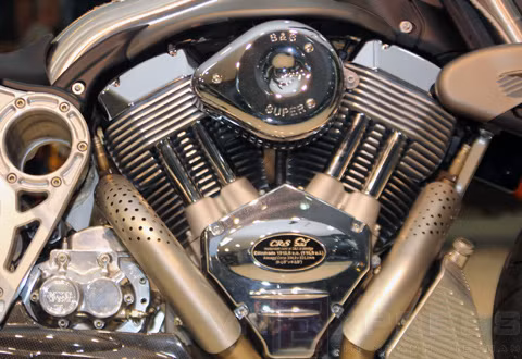 Duu CR&S sử dụng động cơ S&S có dung tích xi-lanh 1.916 phân khối. Duu CR&S sử dụng động cơ S&S có dung tích xi-lanh 1.916 phân khối.