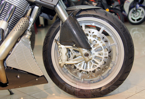 Bánh trước sử dụng cặp phanh đĩa kép hàng hiệu Brembo. Bánh trước sử dụng cặp phanh đĩa kép hàng hiệu Brembo.