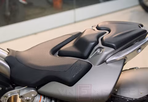 Yên xe được thiết kế khá độc đáo nhưng vẫn dành cho hai người. Yên xe được thiết kế khá độc đáo nhưng vẫn dành cho hai người.