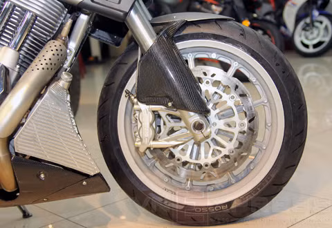 Bánh trước sử dụng cặp phanh đĩa kép hàng hiệu Brembo. Bánh trước sử dụng cặp phanh đĩa kép hàng hiệu Brembo.