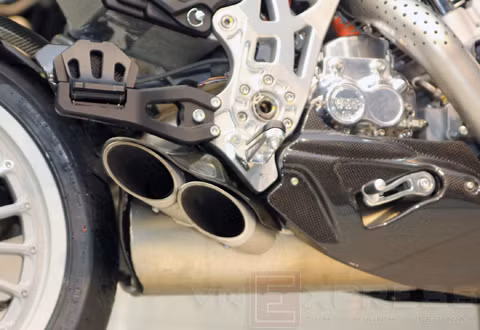 Cụm ống xả nhỏ gọn đặt dưới gầm xe. Cụm ống xả nhỏ gọn đặt dưới gầm xe.